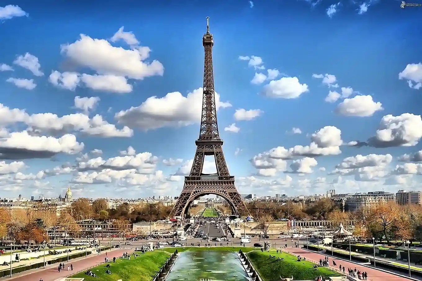 Eiffel-Tower-Paris-skyline